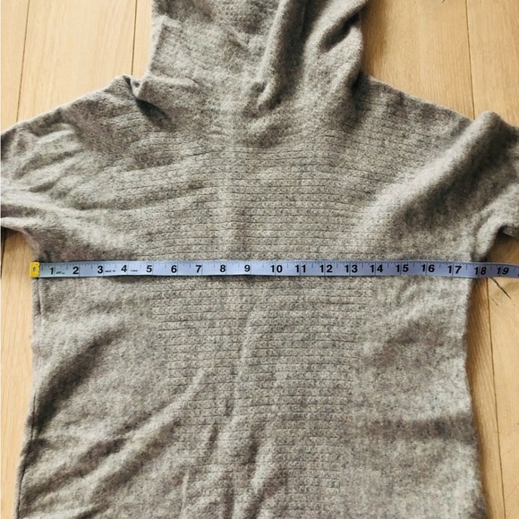 Ellen Tracy 100% Cashmere Turtleneck Textured Sweater in Light Grey Size L - Picture 9 of 11
